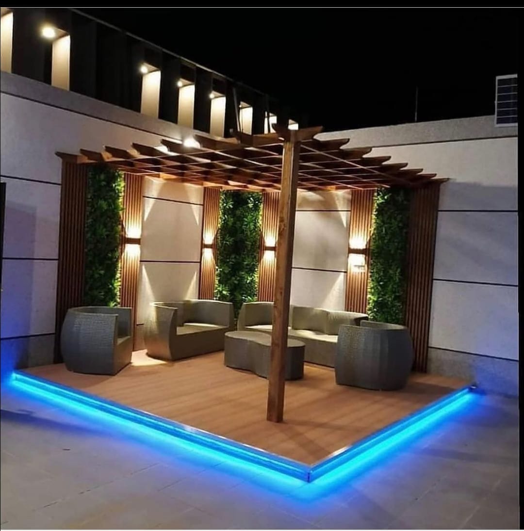 برجولا خشبية بإضاءة LED وجدران عشب